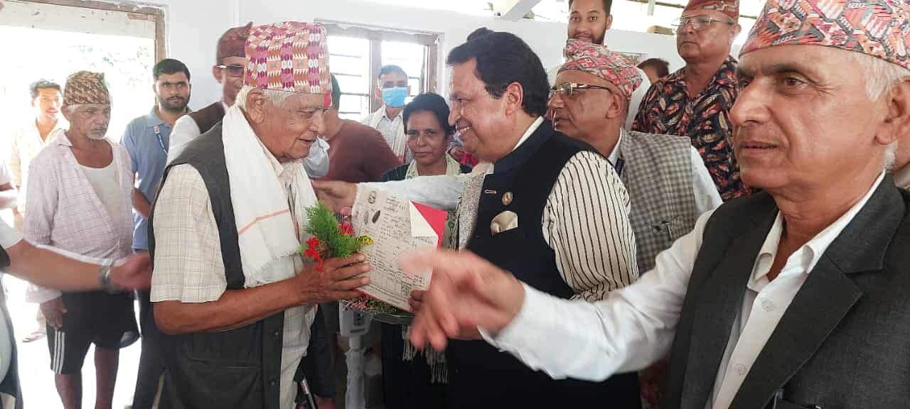 लालपुर्जा वितरणले ल्याएको खुशी: ‘यो आत्मसम्मान र समृद्धिको कडी हो’ – सांसद चौधरी