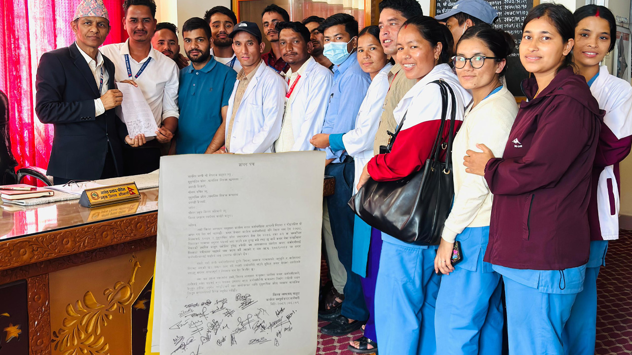 जिल्ला अस्पताल बाजुराका करार कर्मचारी पिडामा, चाडपर्व भत्ता माग गर्दै बुझाए ज्ञापनपत्र