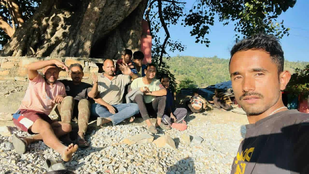 कोटेली वलिगाउँमा युवाहरुको चौतारो निर्माण अभियान एकताको सन्देश