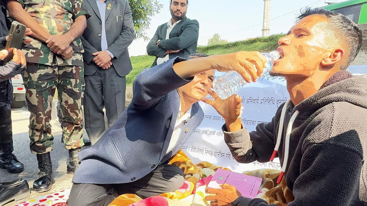 गृहमन्त्री अर्यालको हातबाट पानी पिएर मदन बुढाले तोडे आमरण अनशन